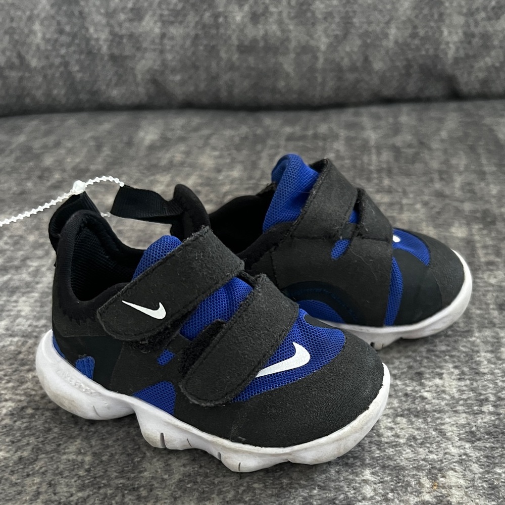 Nike Infant Toddler Sneaker | Black Blue | Unisex | Free RN  5.0 Run Sneaker 2C